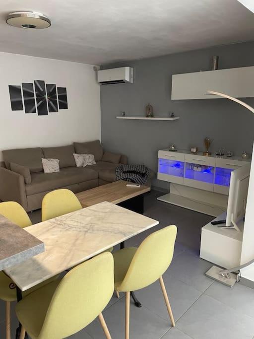 Appartamento Rez De Jardin Piscine Dans